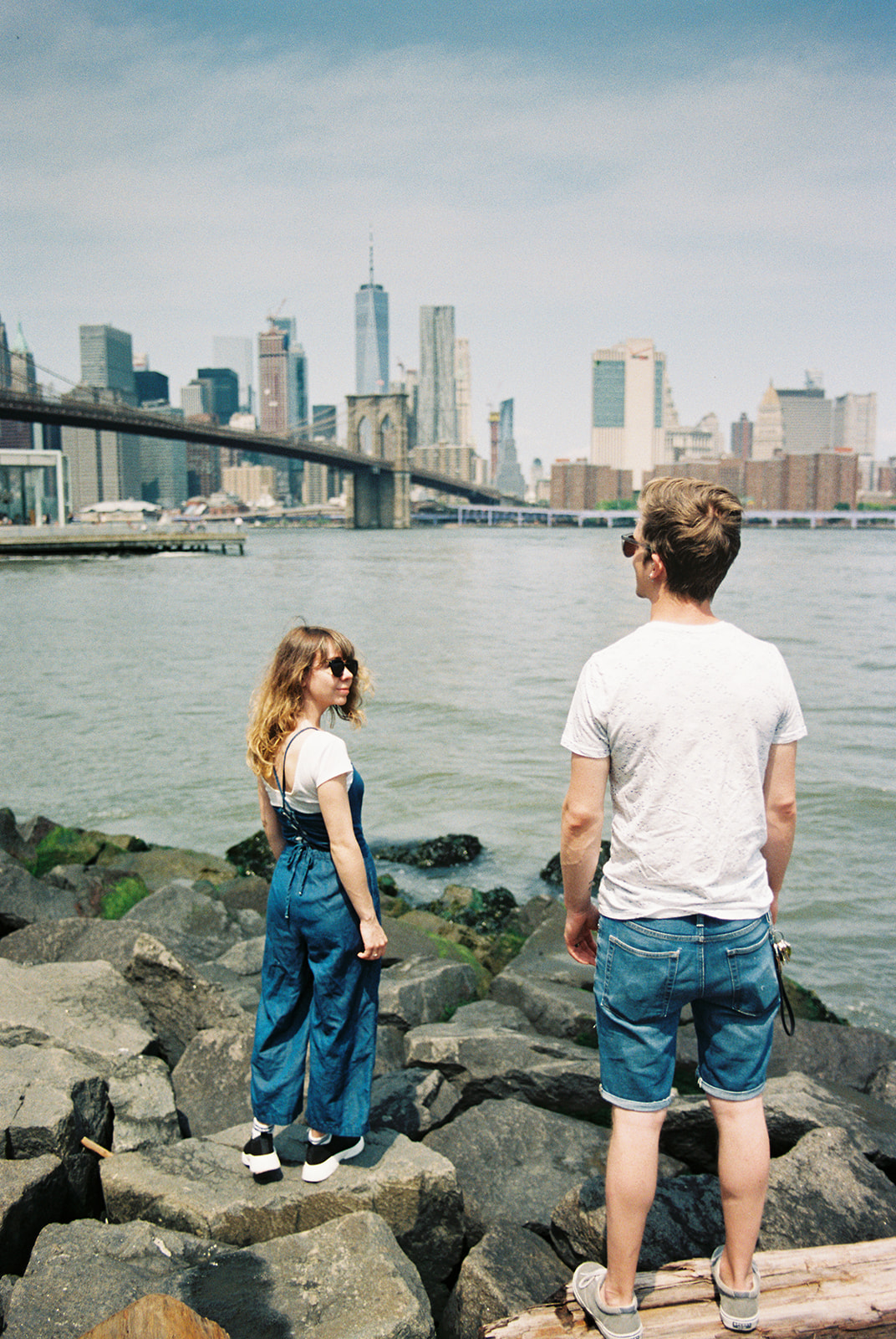 couple in brooklyn bridge park new york kelsey justice photography