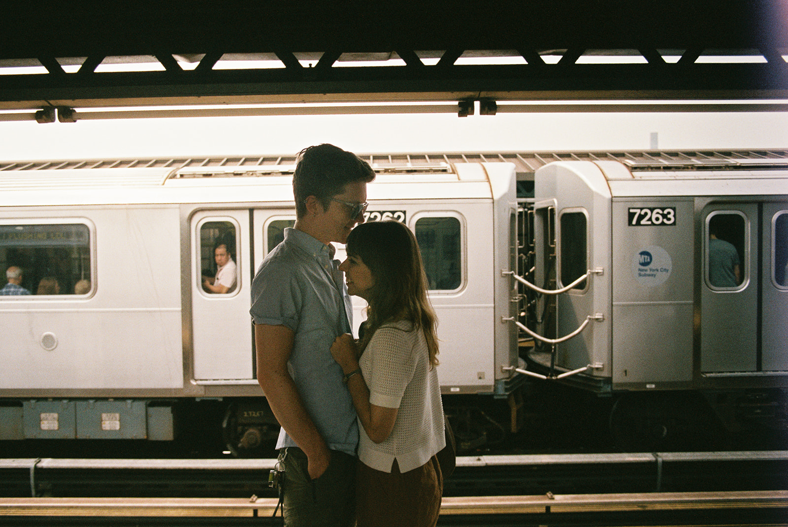 couple on subway in new york kelsey justice photography