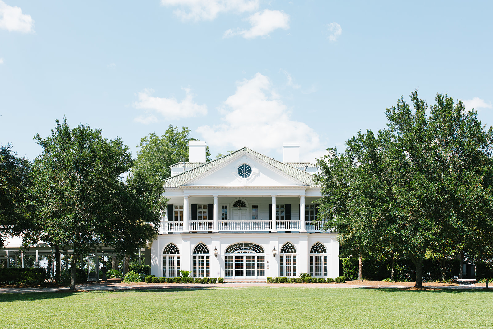 Lowndes Grove Estate Wedding: A romantic waterfront celebration in Charleston, South Carolina.