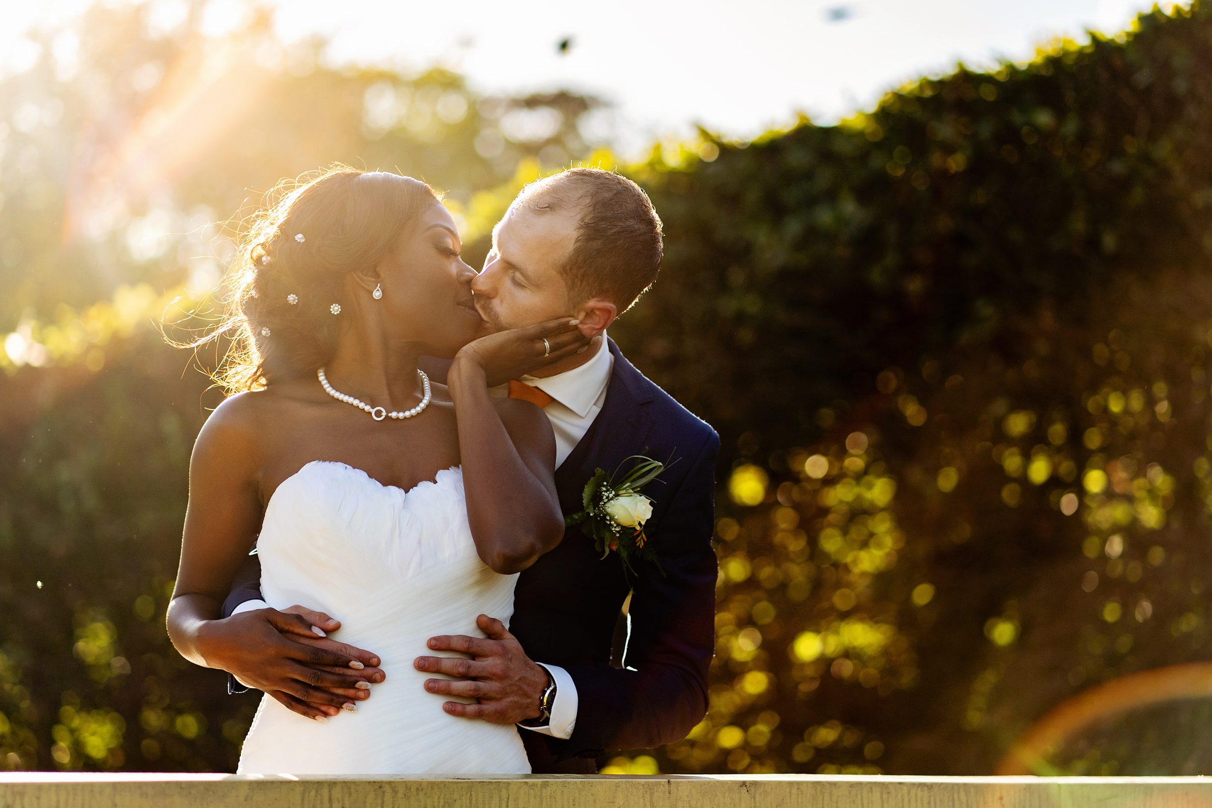 Zonsondergang fotoshoot met multicultureel bruidspaar