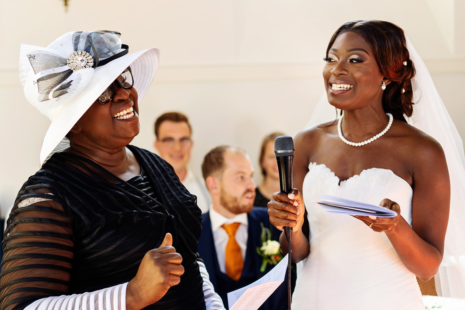 Bruid en haar moeter zingen tijdens de multiculturele trouwceremonie in de protestantse kerk in Cothen. 