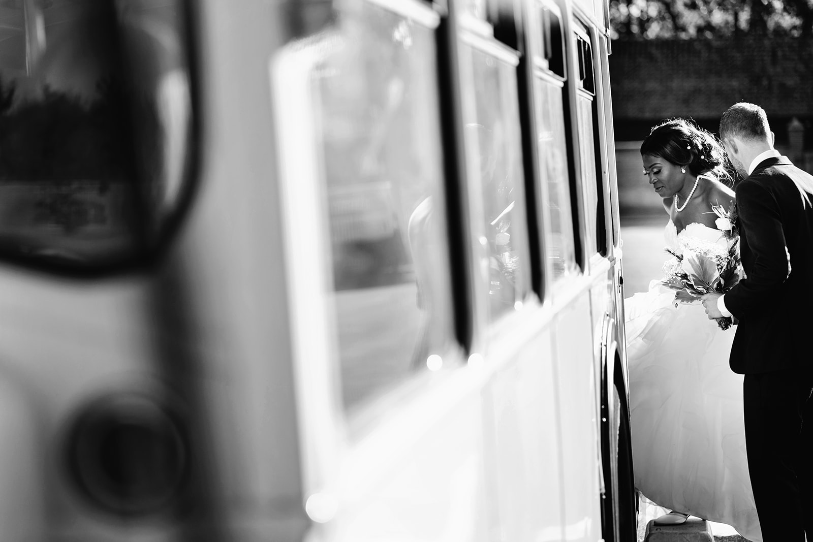 Zwart-Wit foto van bruidspaar dat in een Londen bus stapt. 