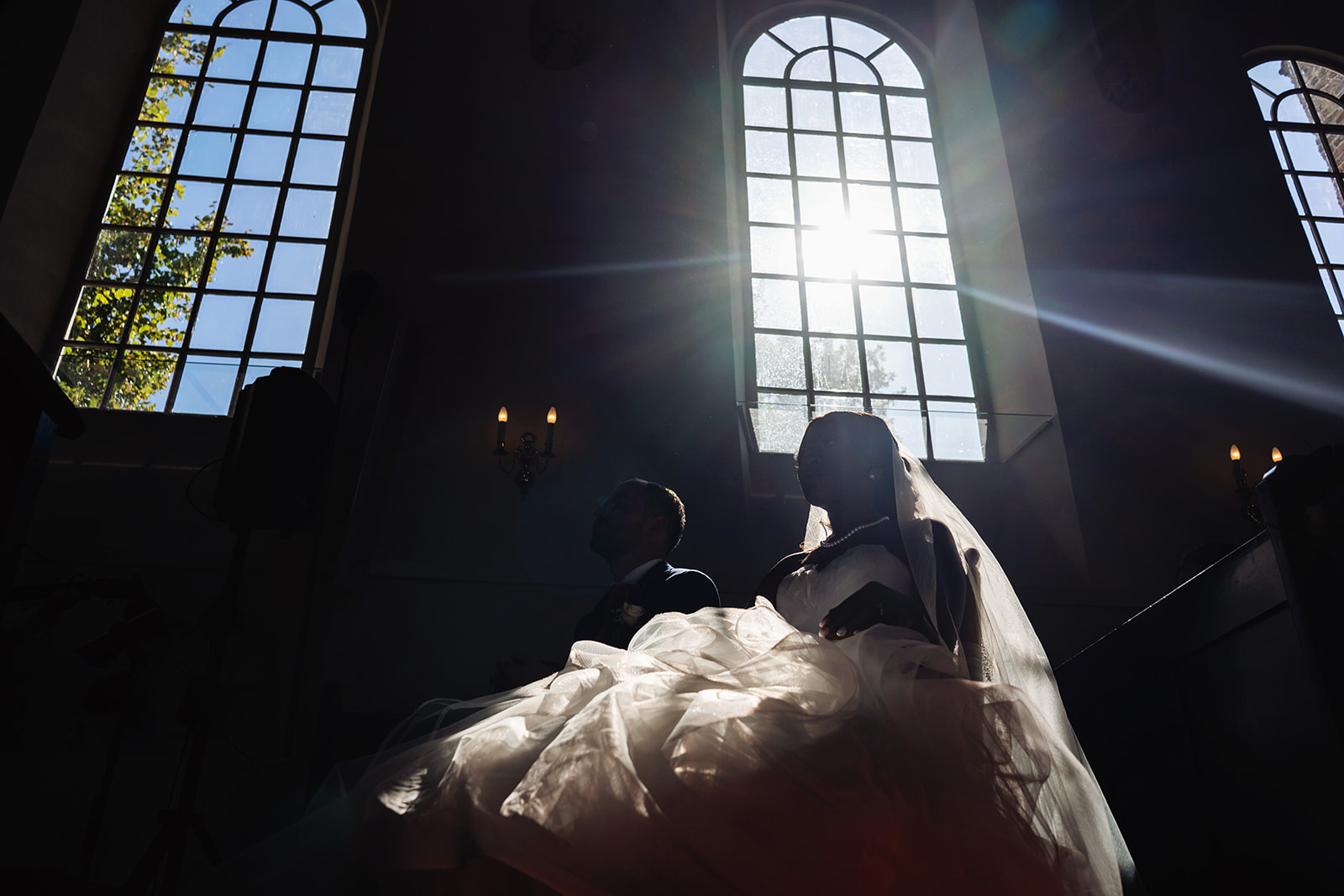 Artistieke foto van bruidspaar tijdens kerkdienst