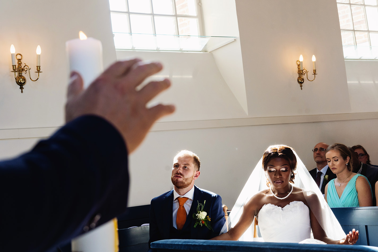Foto van bruidspaar tijdens kerkelijke trouwceremonie in de prostestantse kerk van Cothen