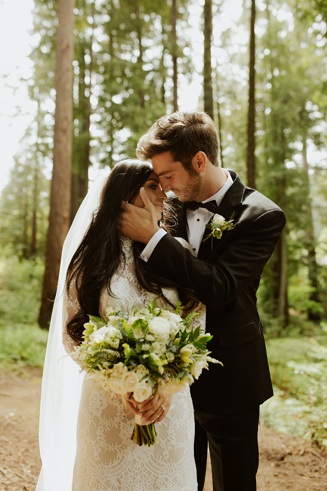 couple gets married in the Redwoods at Nestledown