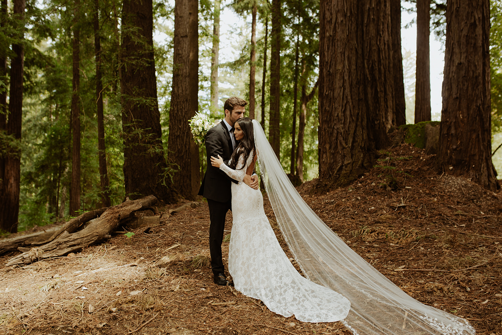 couple gets married in the Redwoods at Nestledown