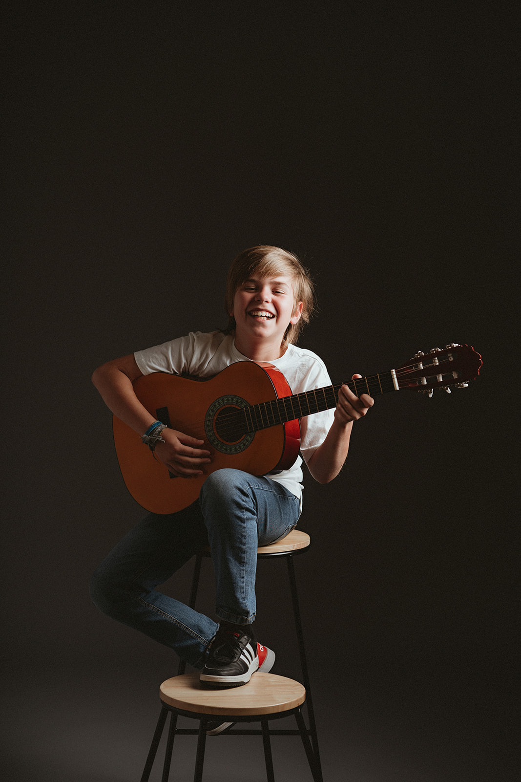 fotografía niño con guitarra en estudio