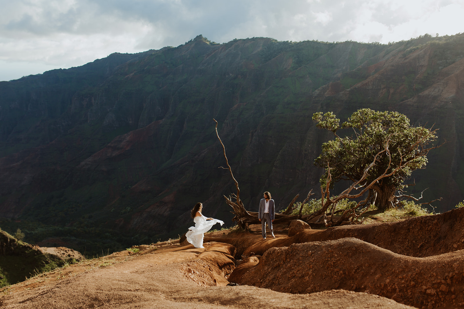 couple elopes at rainy Waimea Canyone Kauai elopement