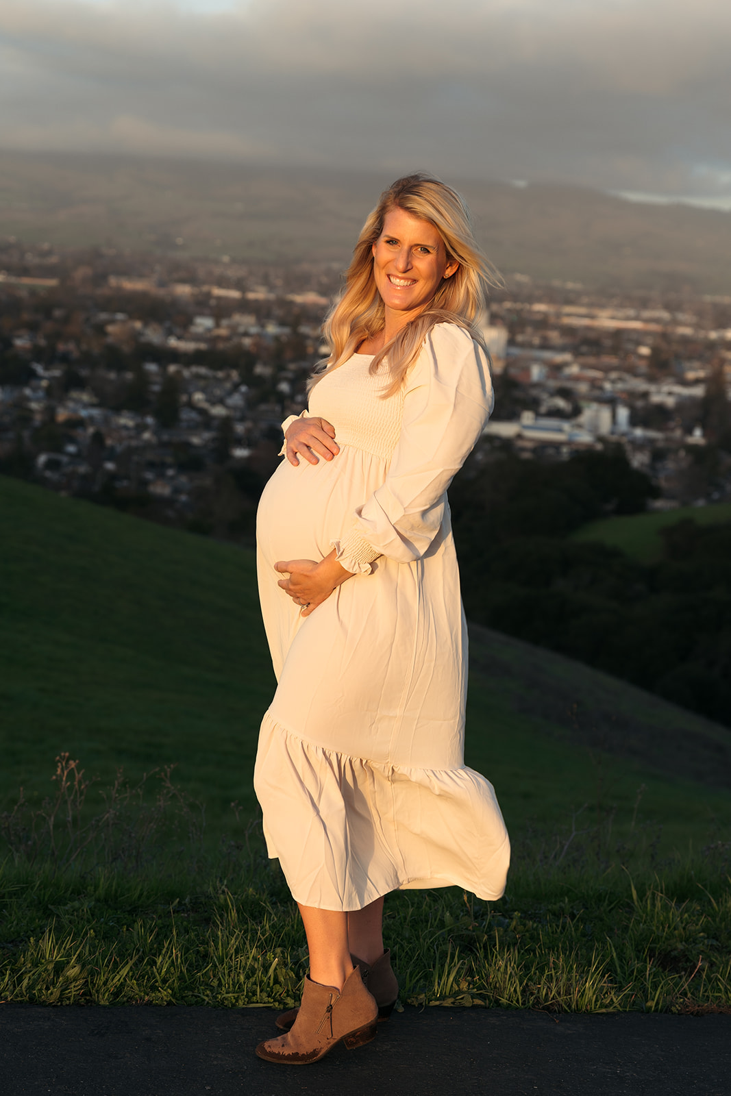 Maternity photoshoot during golden hour in the Petaluma hills