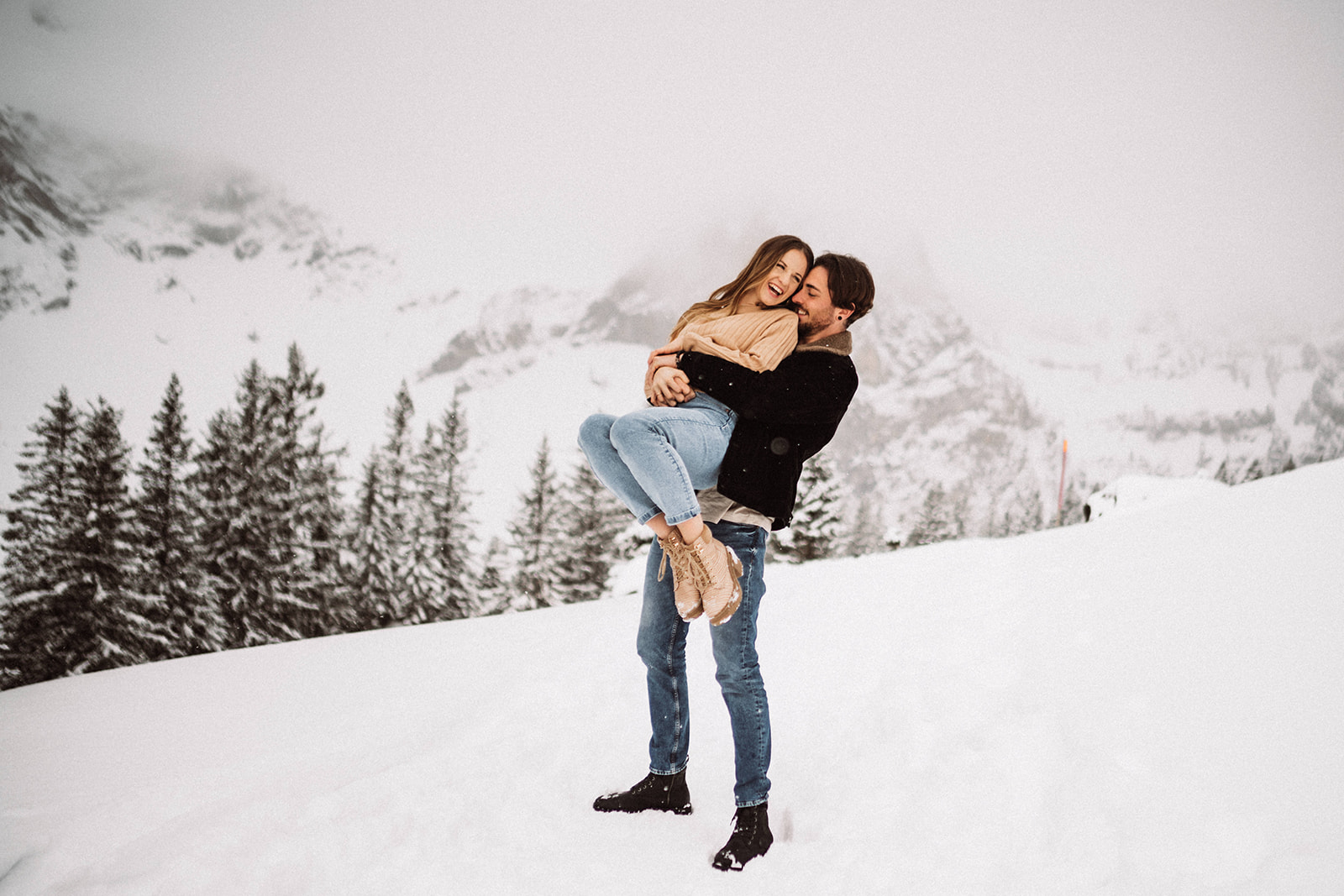 Romantische Paarsession in den Schweizer Alpen