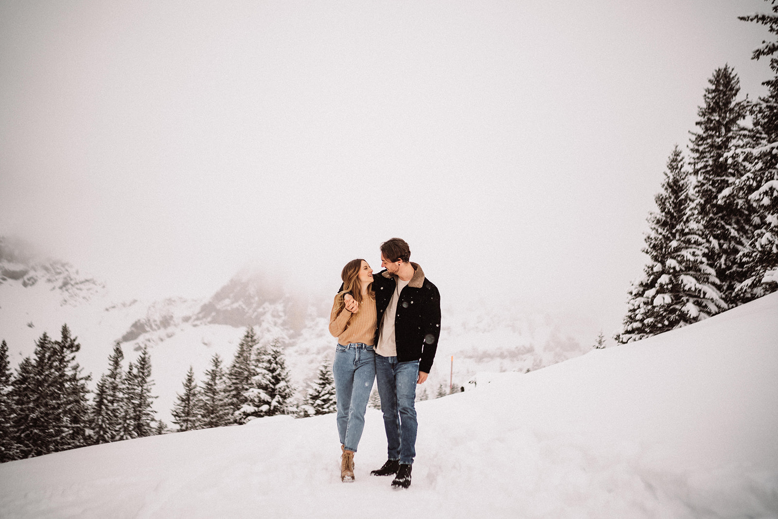 Verliebtes Paar in den Schweizer Bergen im Schnee