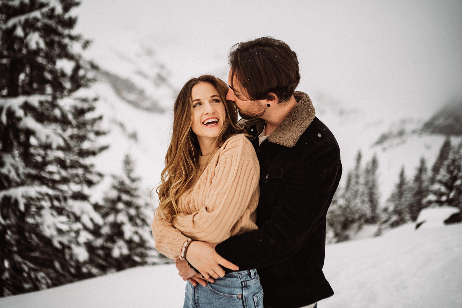 Verliebtes Paar in den Schweizer Bergen im Schnee