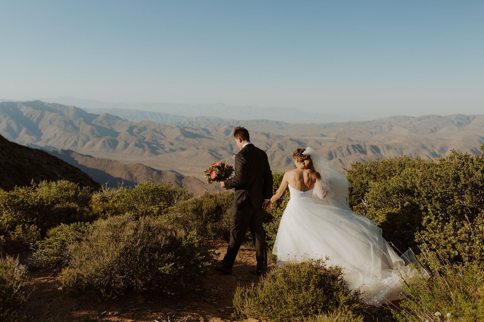couple elopes in rolling hills of Julian, California