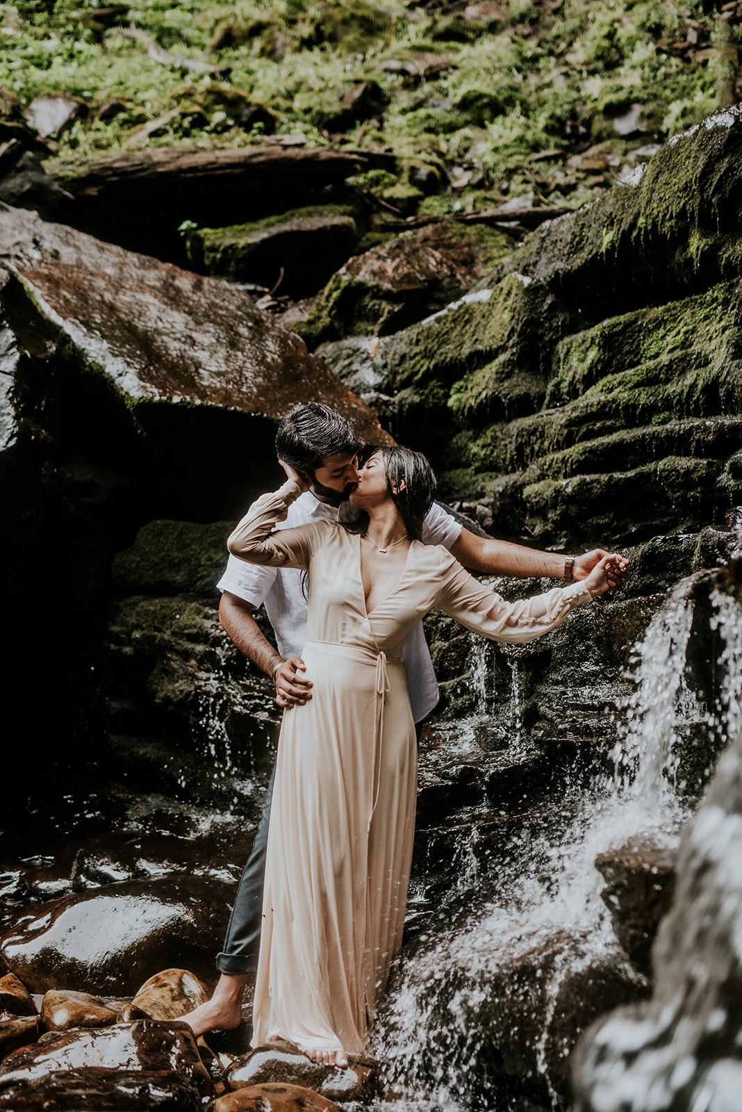 couple kissing under the waterfall in cloudland canyon