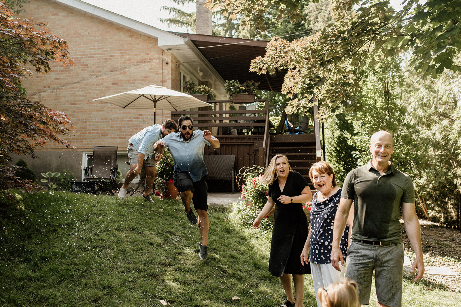 fun backyard extended family photo session