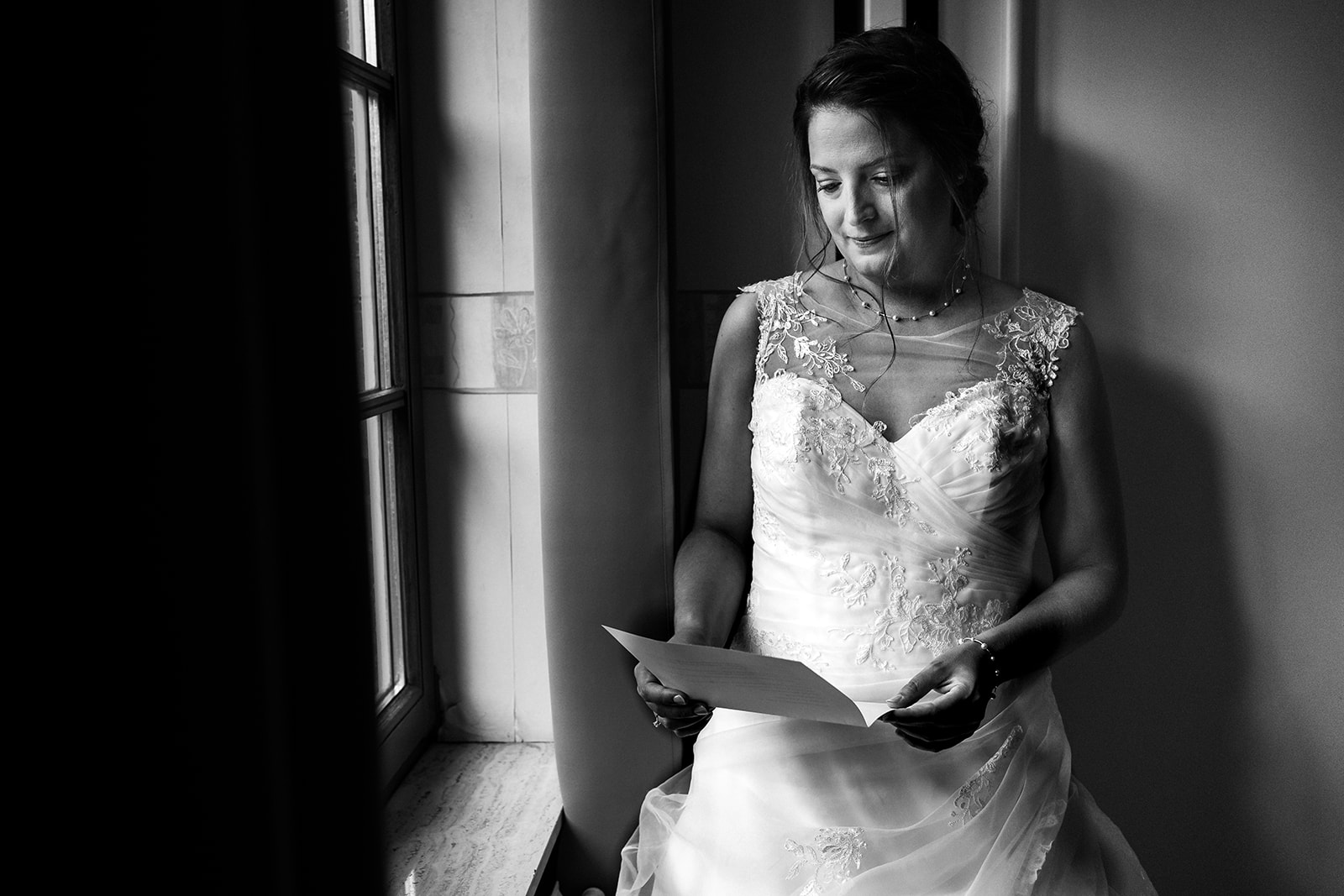 La mariée lit une lettre écrit par son futur époux avant son mariage