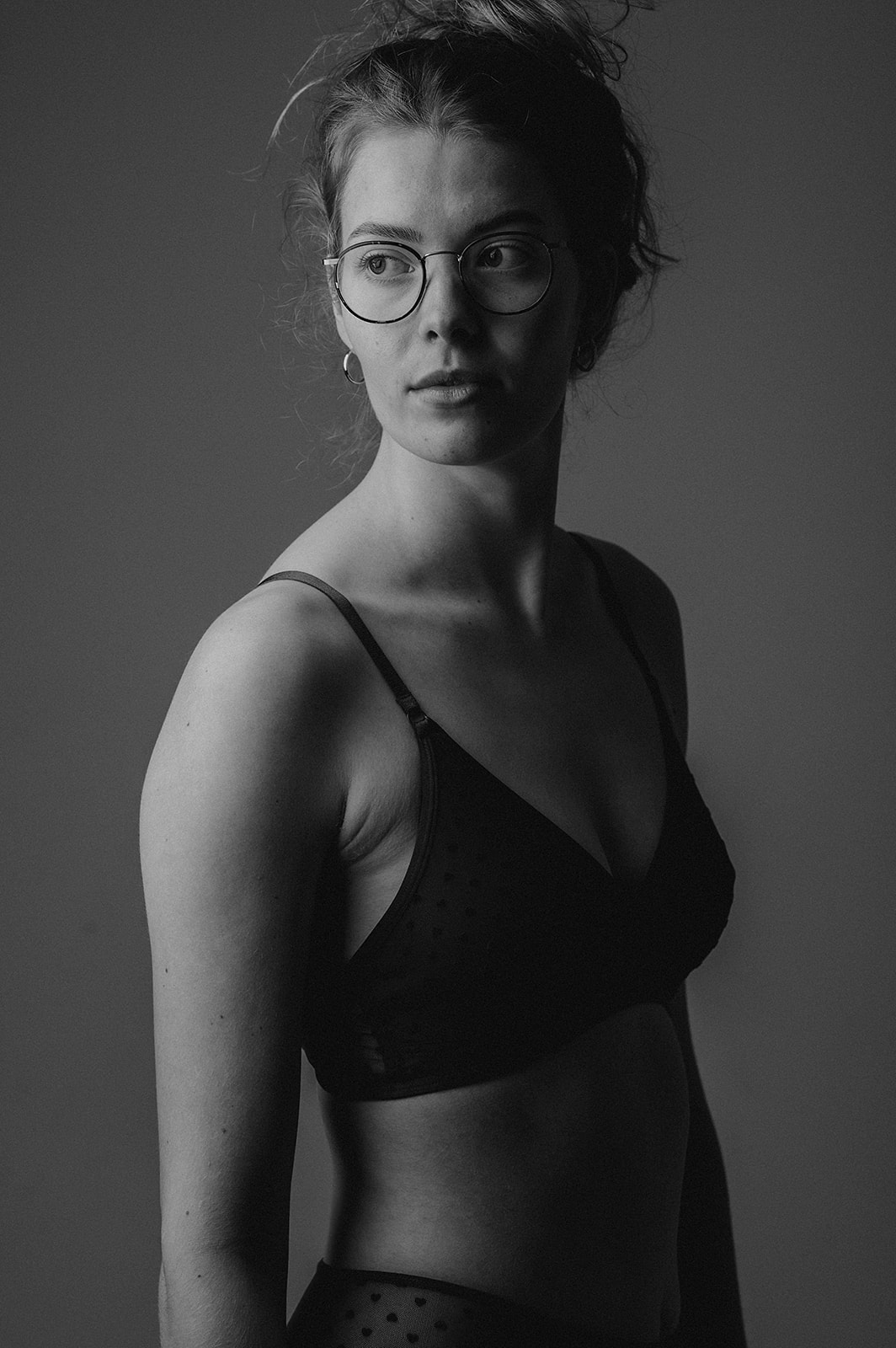 Zwartwit portretfoto portret meisje vrouw bril studio knap boudoir
