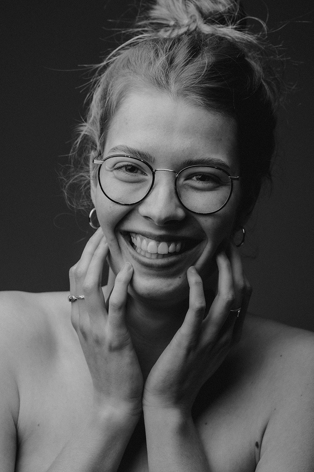 Zwartwit portretfoto portret meisje vrouw bril studio knap boudoir