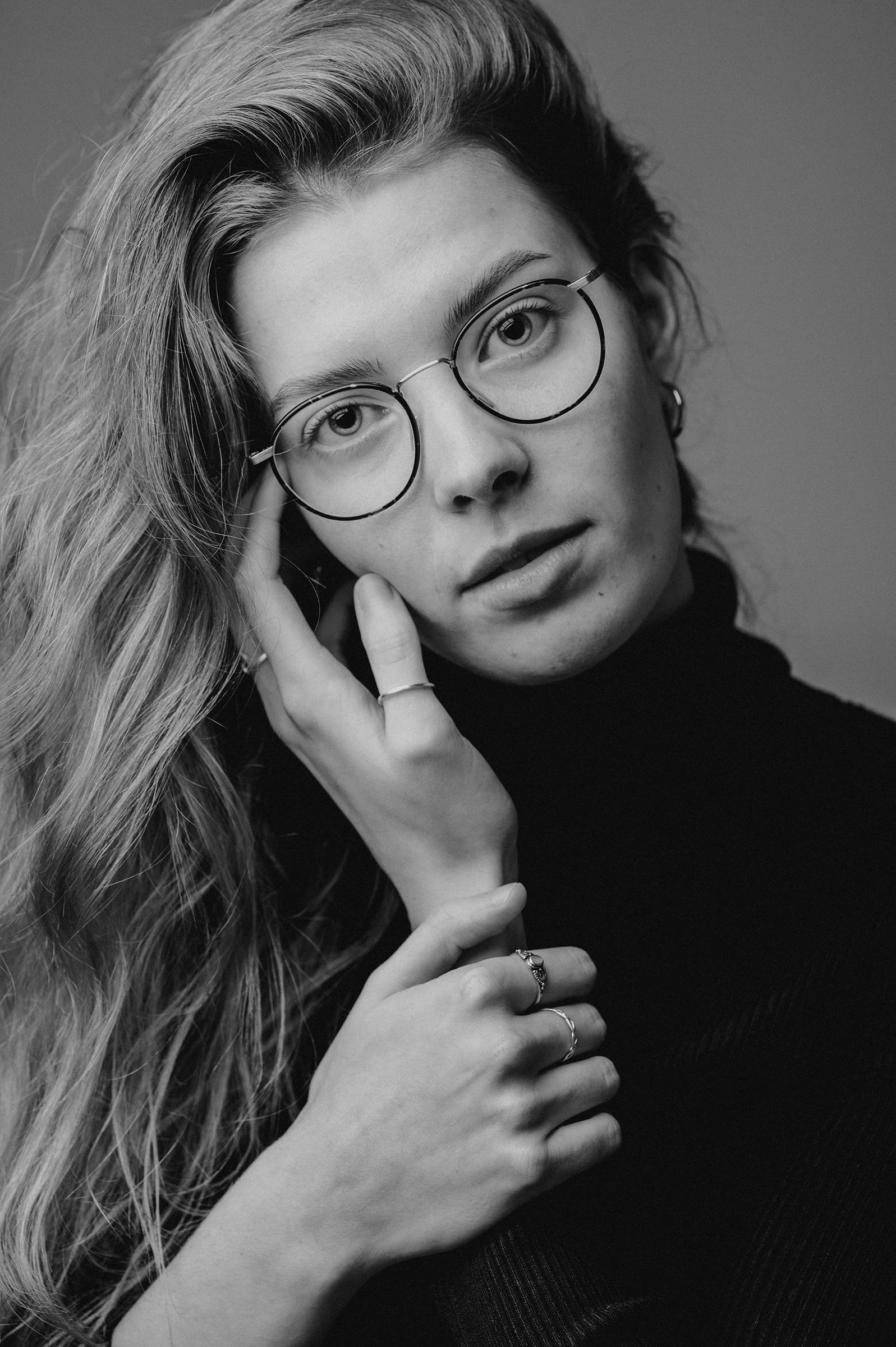 Zwartwit portretfoto portret meisje vrouw bril studio knap