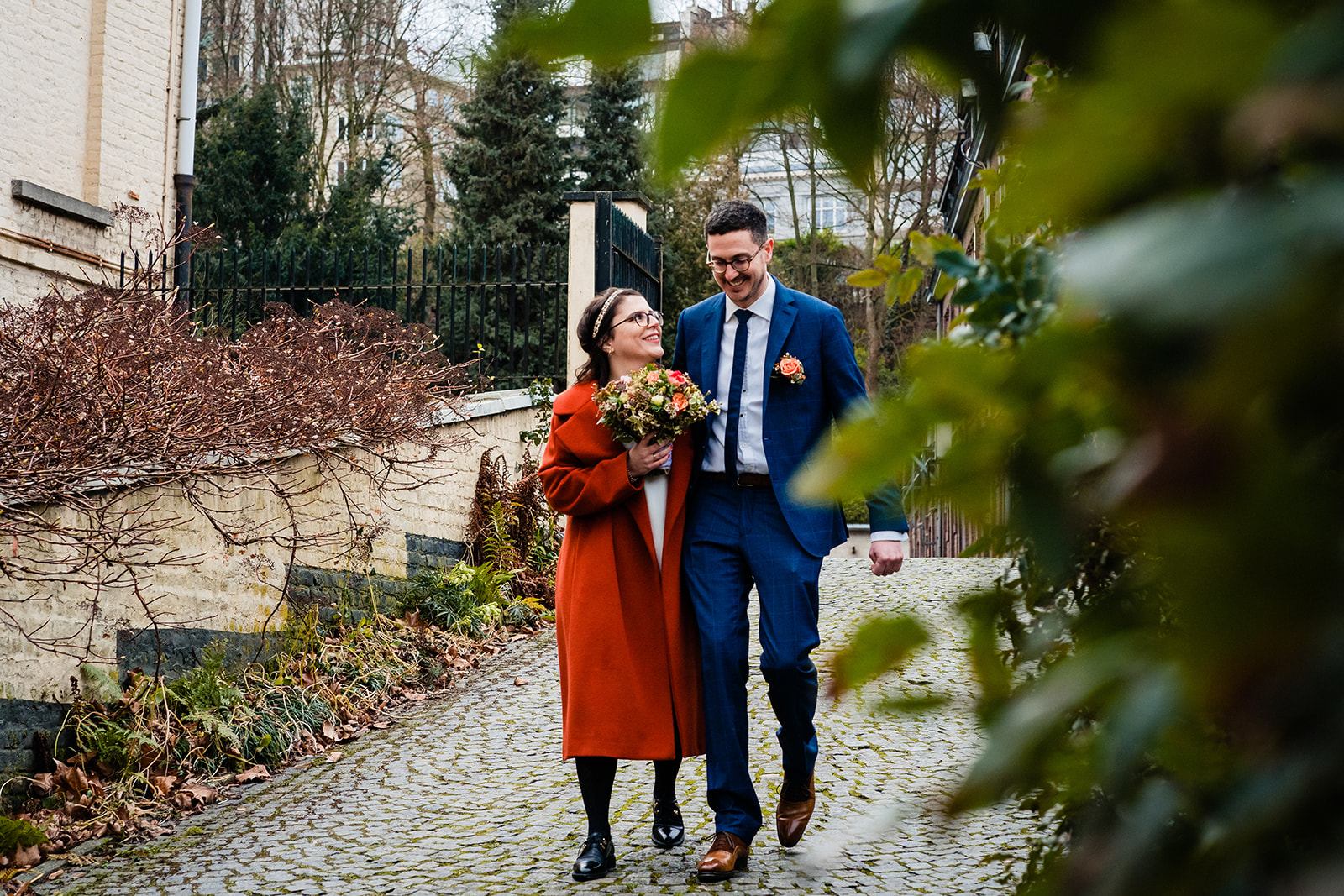 Les jeunes mariés se baladent dans l'Abbaye de la Cambre à Bruxelles pour faire les photos de couple