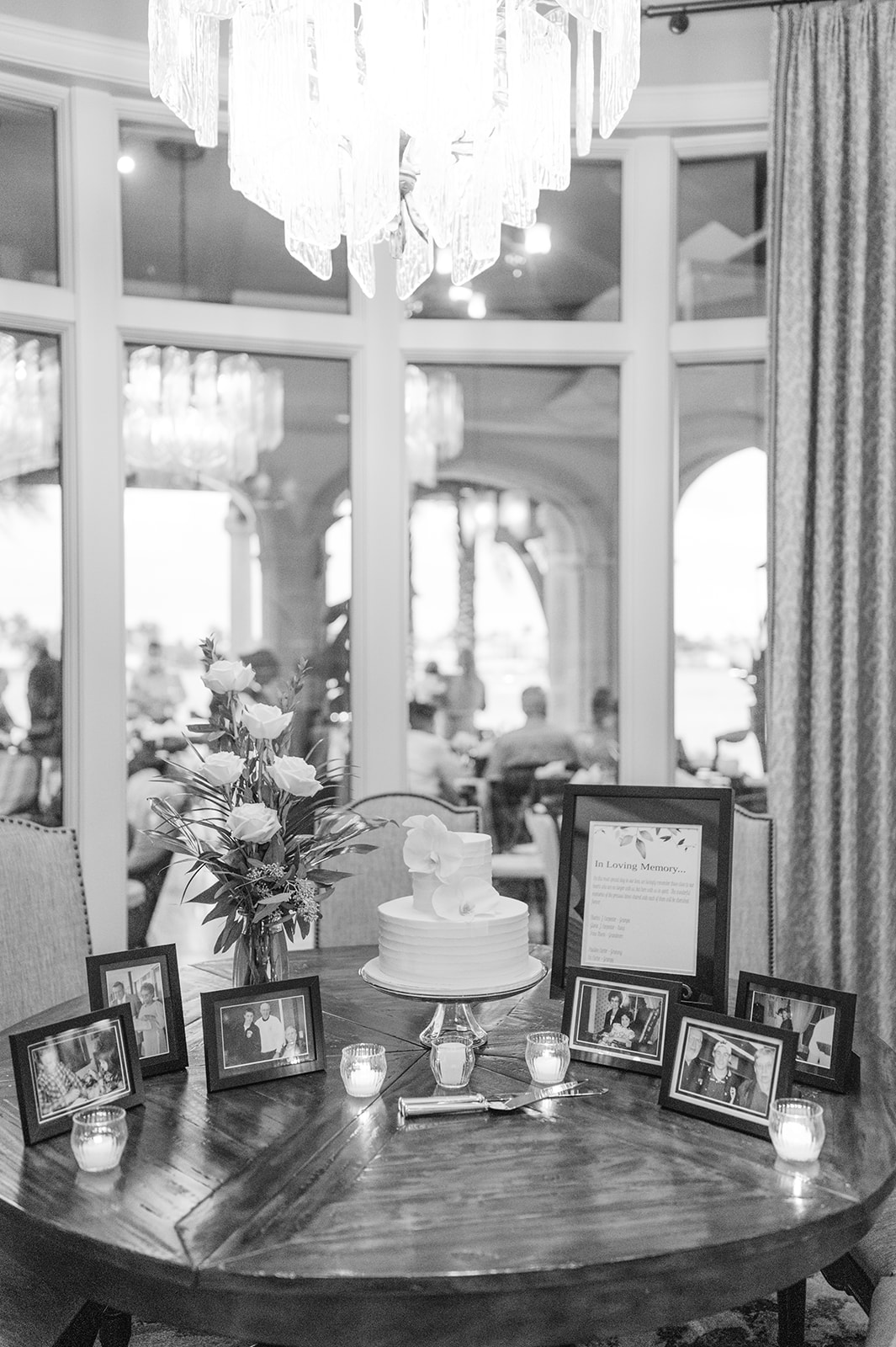 Naples Florida wedding photographer captures the beautiful wedding cake
