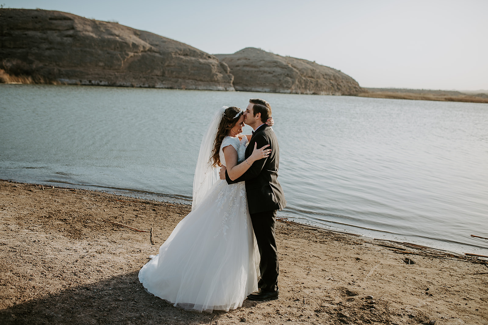 Couple eloping near a lake in Arizona