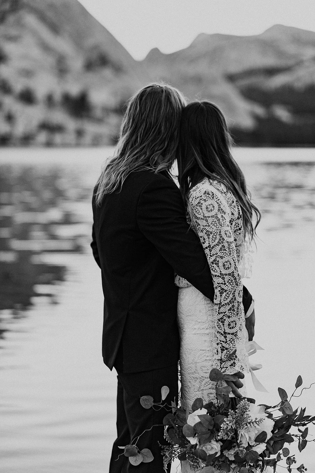 couple gets married at Tenaya Lake elopement