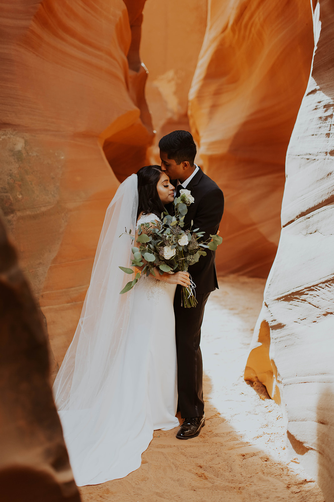 couple gets married at Horseshoe Bend elopement