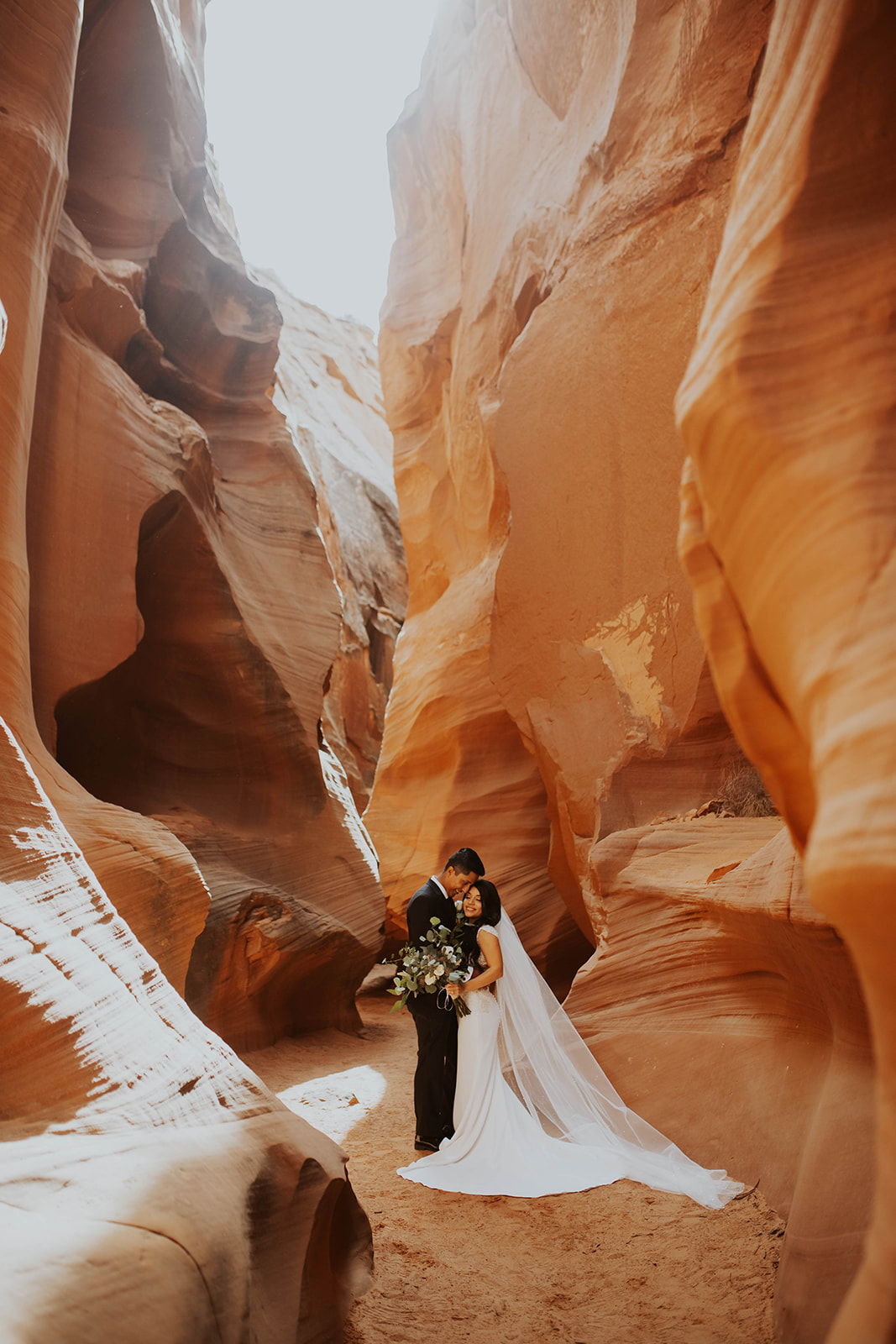 couple gets married at Horseshoe Bend elopement